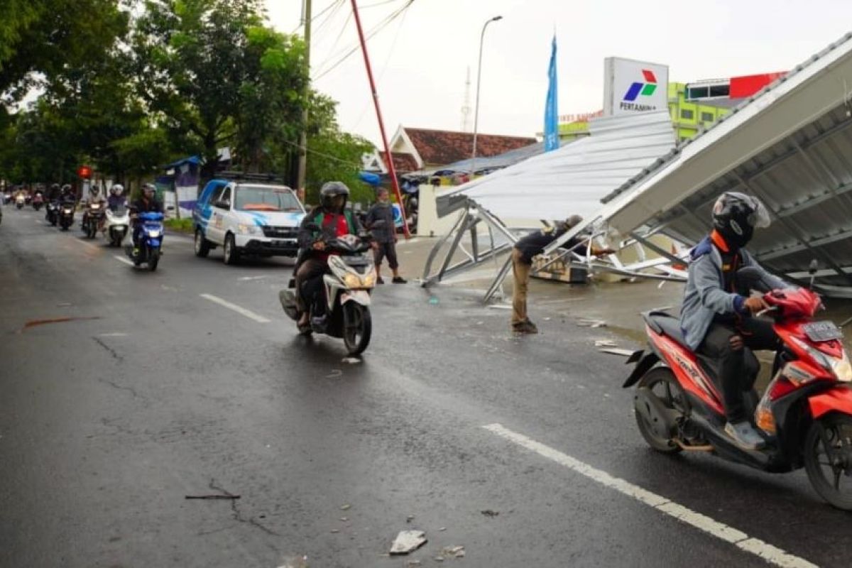 BPBD minta warga Kota Madiun waspadai potensi hujan disertai angin kencang