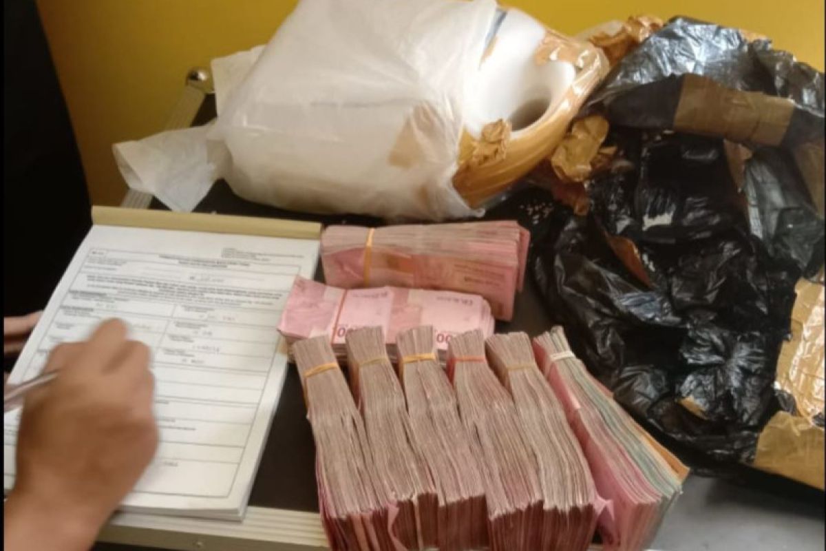 PPIH Surabaya temukan uang Rp150 juta milik jamaah dikemas di jeriken