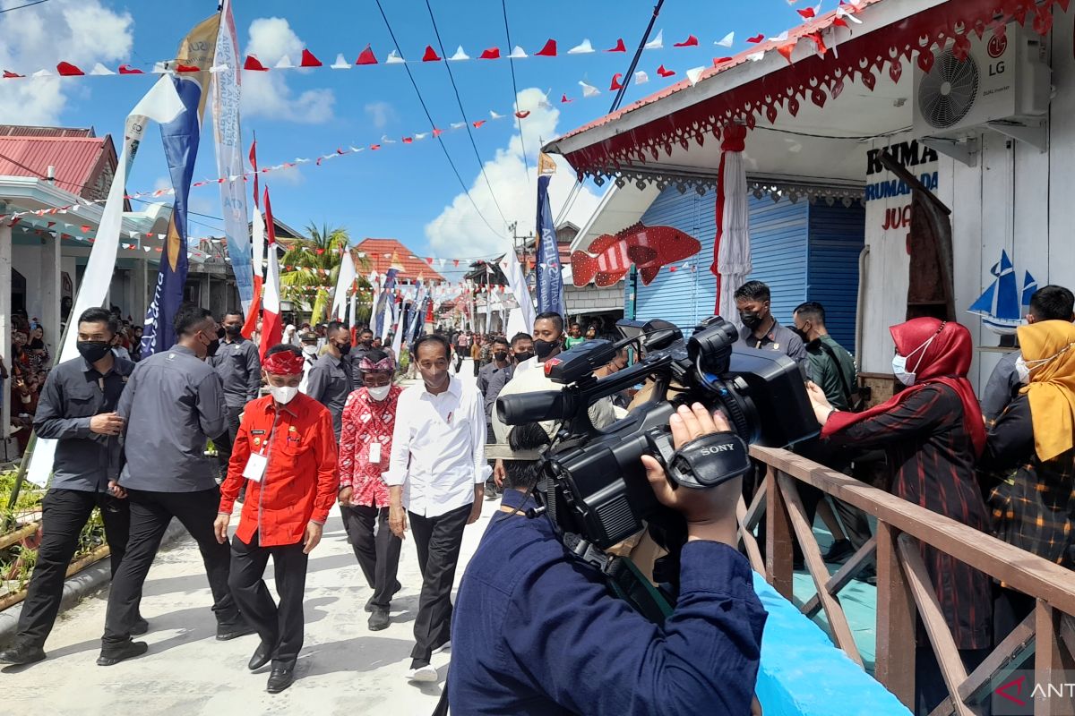 Kunker di Wakatobi, Presiden Jokowi Sambangi Rumah Peduli Stunting di Perkampungan Bajo