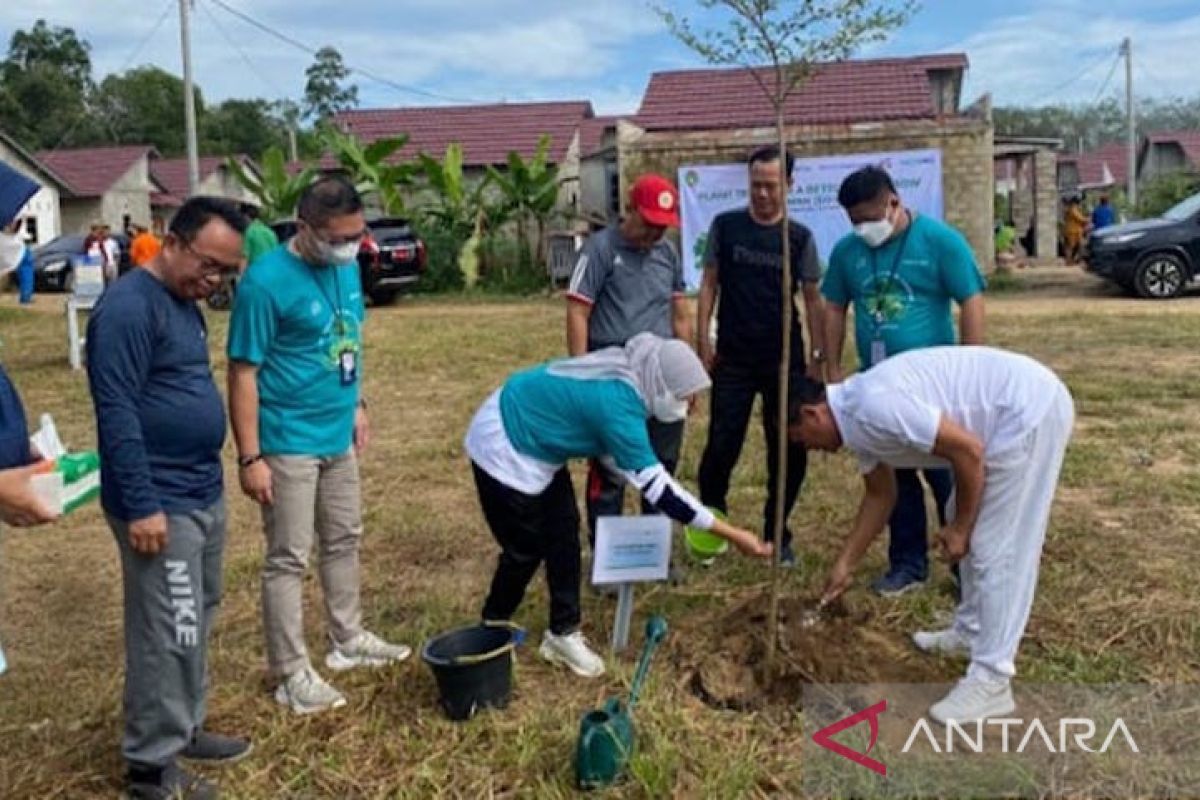 Pemkot Prabumulih-BCA lakukan penghijauan dengan menanam 200 bibit pohon