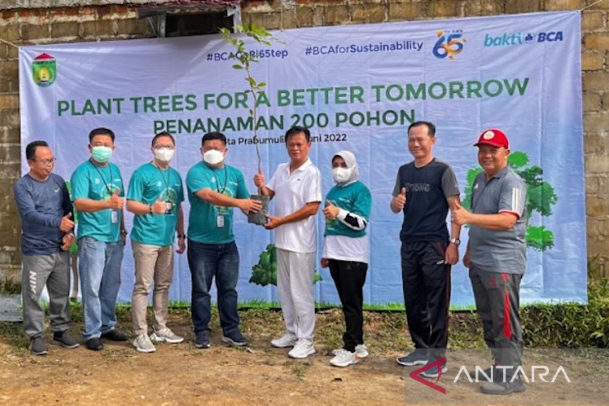 BCA dan Pemkot Prabumulih lakukan penghijauan, tanam 200 bibit pohon