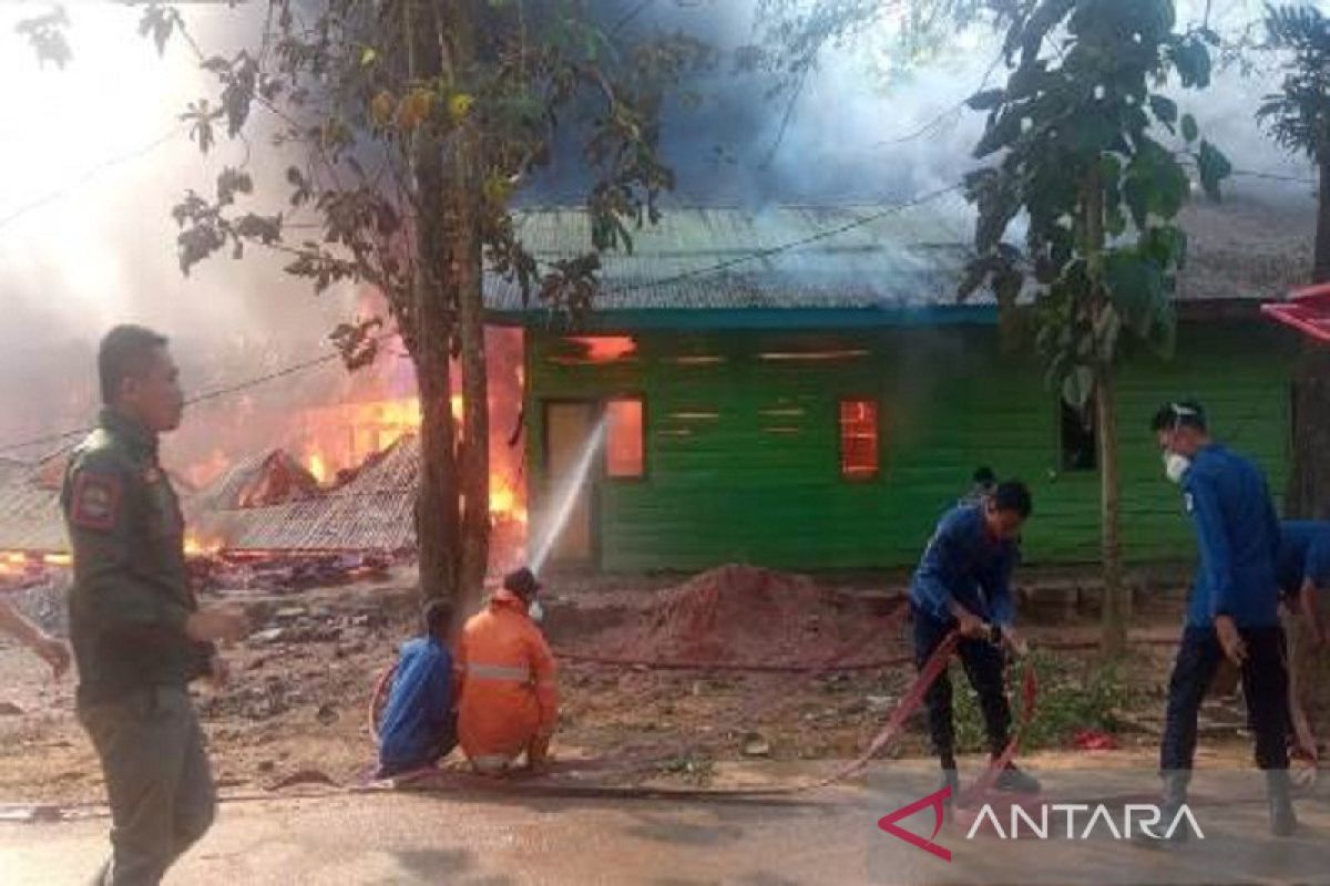 26 rumah di kompleks TPA sampah Kendari ludes terbakar