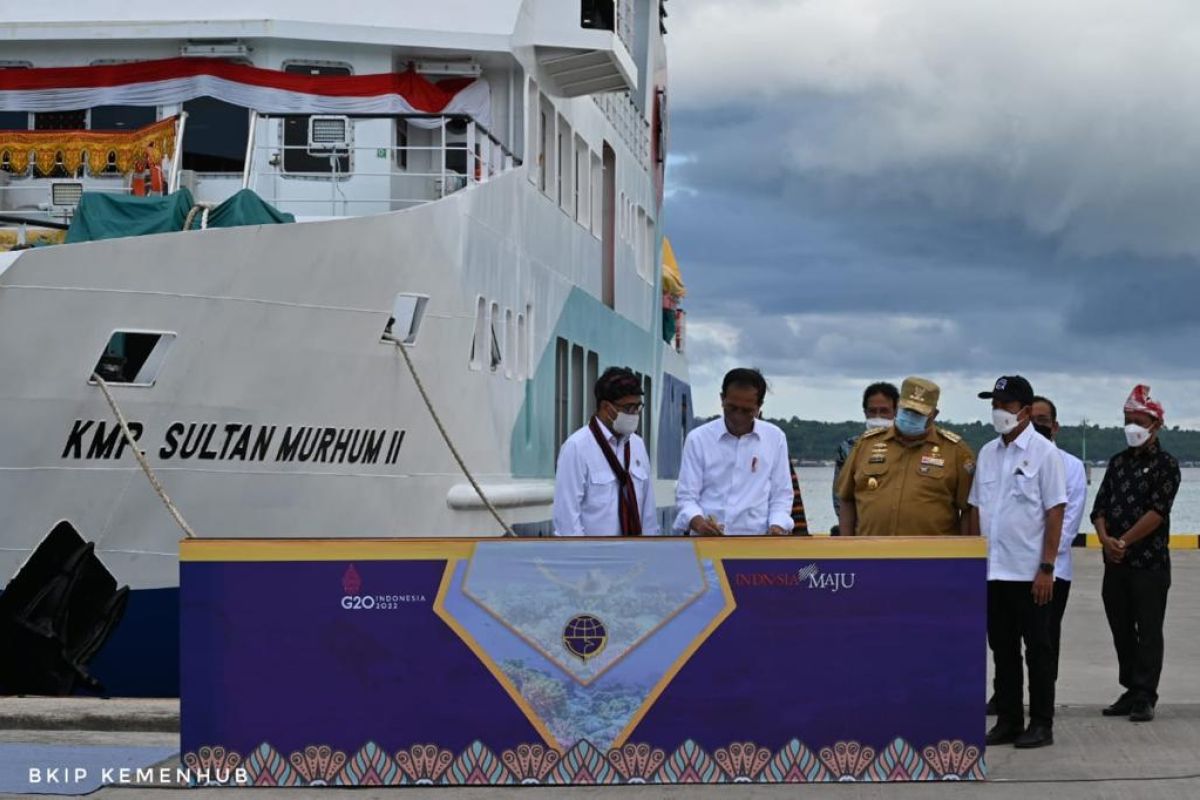 President inaugurates three ports, one ferry in Wakatobi