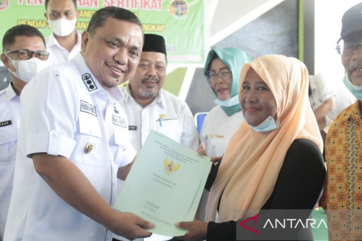 Wabup Gorontalo serahkan sertifikat tanah untuk 500 warga Bongomeme