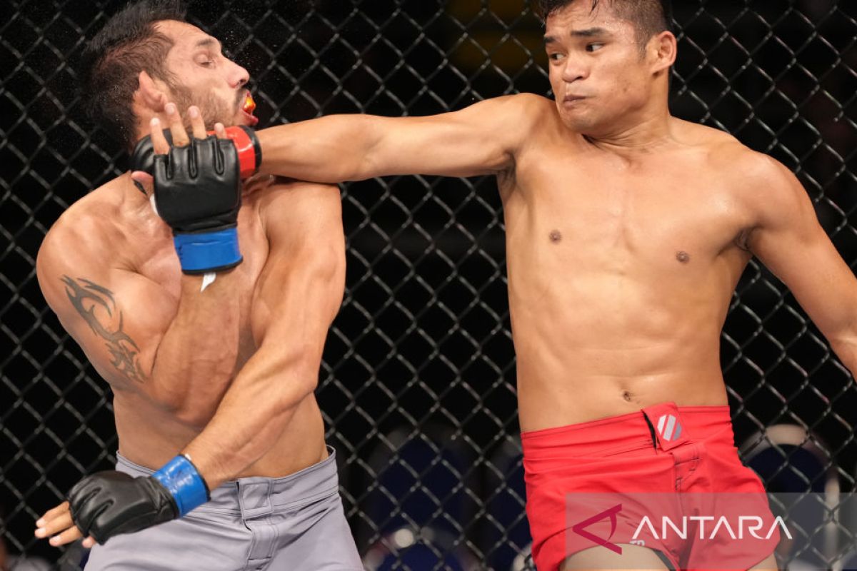 Petarung Indonesia Jeka Saragih raih kemenangan di Road to UFC