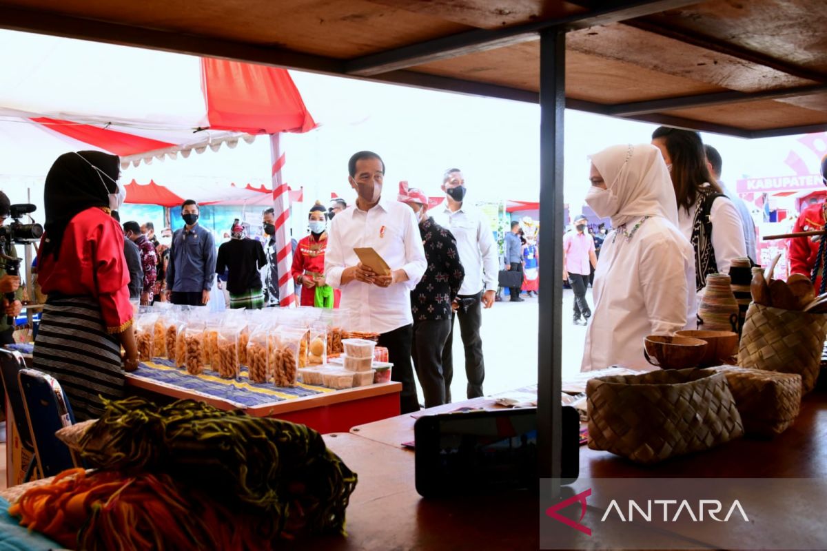 Presiden Jokowi dan Ibu Negara Iriana borong habis produk UMKM di Wakatobi