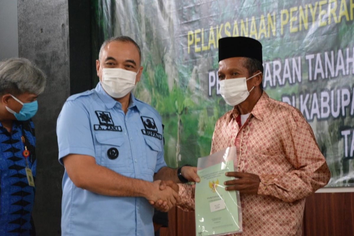 Ribuan warga Tangerang terima sertifikat tanah program PTSL