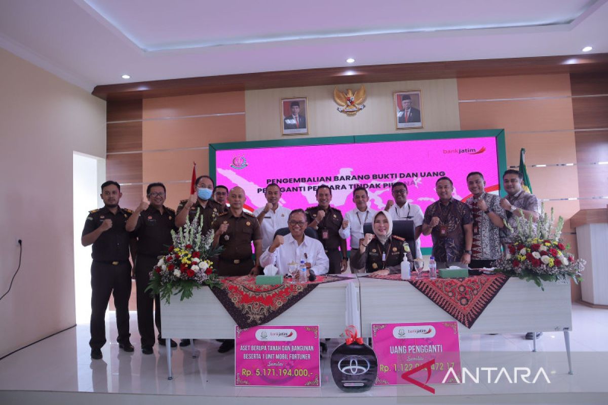 Kejari Kabupaten Malang serahkan barang bukti kepada Bank Jatim