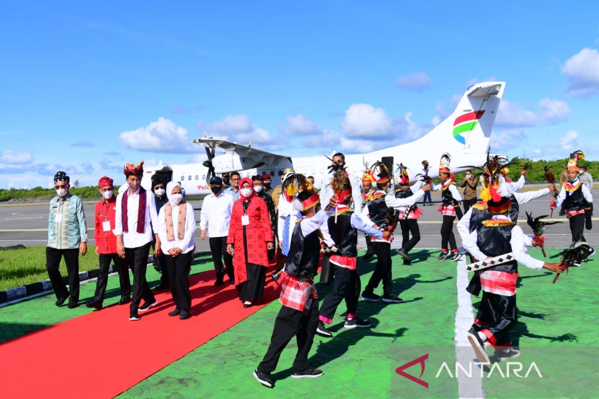 Presiden Jokowi disambut tari Sajo Moane saat tiba di Bandara Wakatobi