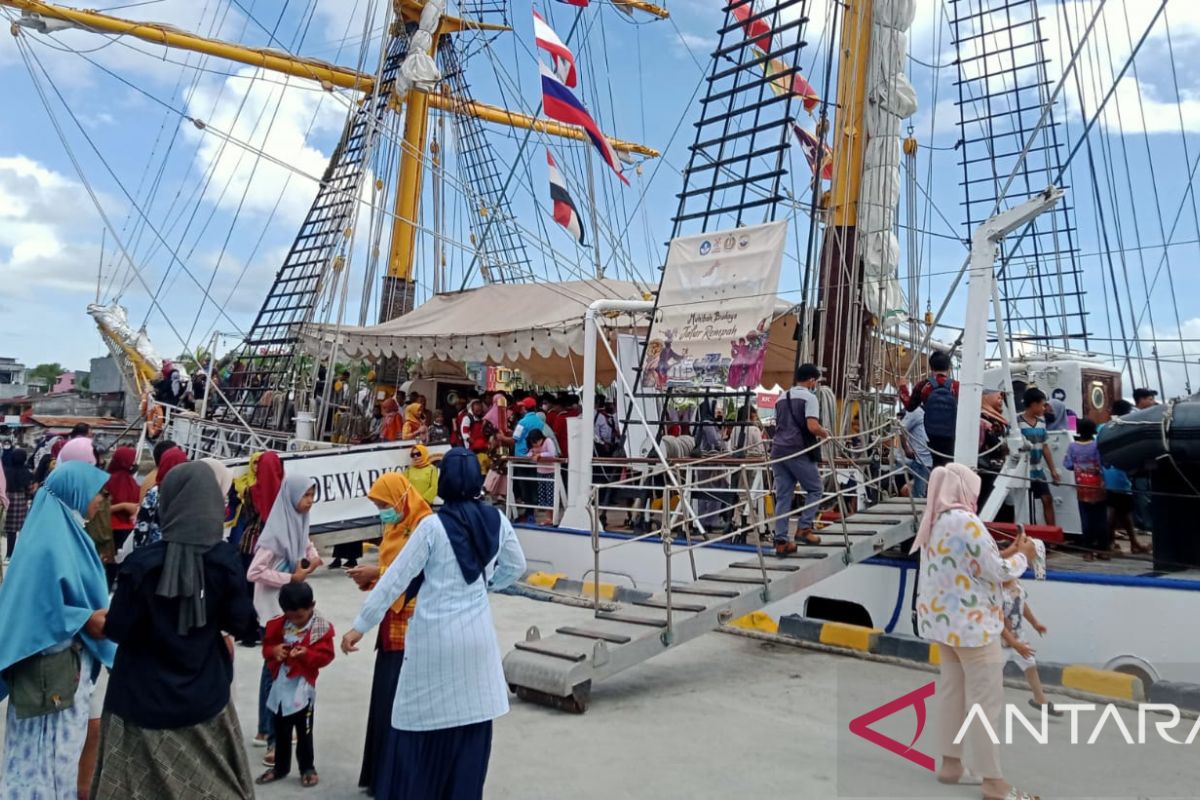 Masyarakat antusias kunjungi KRI Dewaruci saat sandar di Pelabuhan Baubau