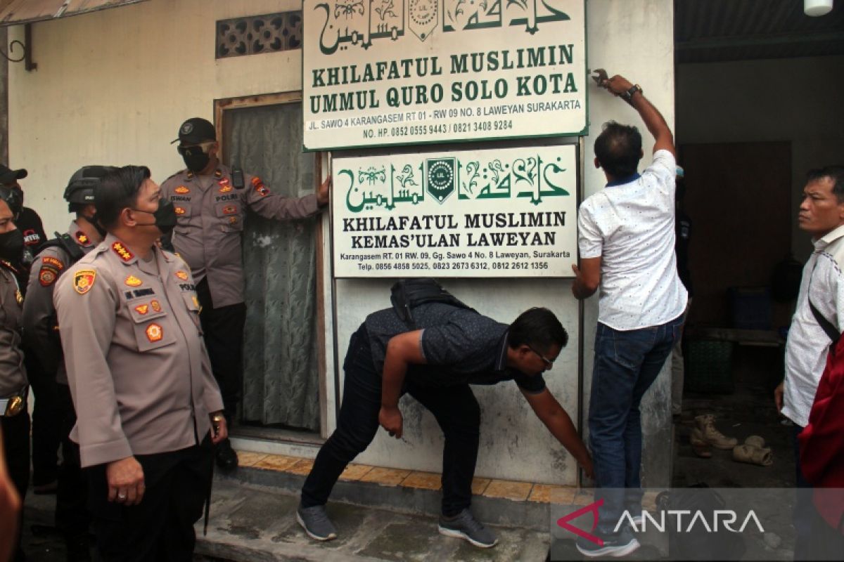 Polresta lepas papan nama kantor Kilafatul Muslimin Solo