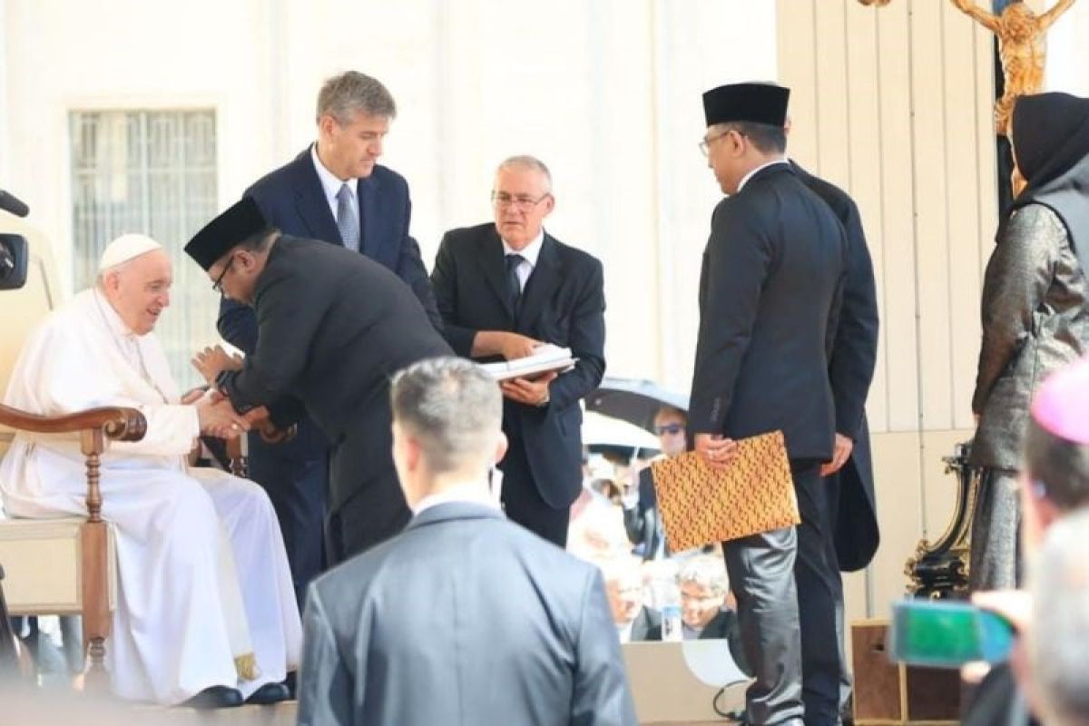 Menag Yaqut Cholil bertemu Paus Fransiskus sampaikan undangan dari Presiden Jokowi