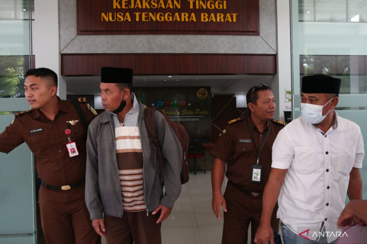 Kejati NTB terima pelimpahan tersangka dua kasus APBDes tahun 2017 di Sumbawa dan Bima
