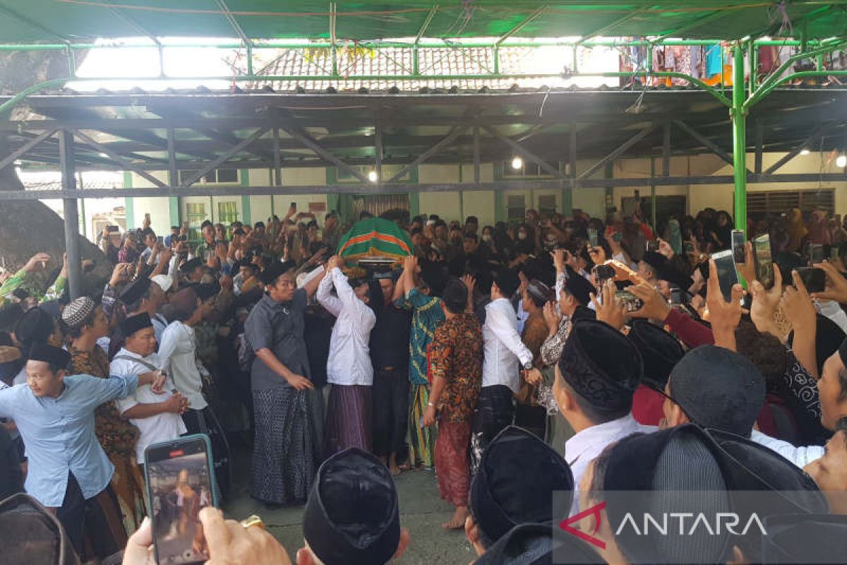 Ribuan orang hantar Kiai Dimyati Rois ke tempat peristirahatan terakhir