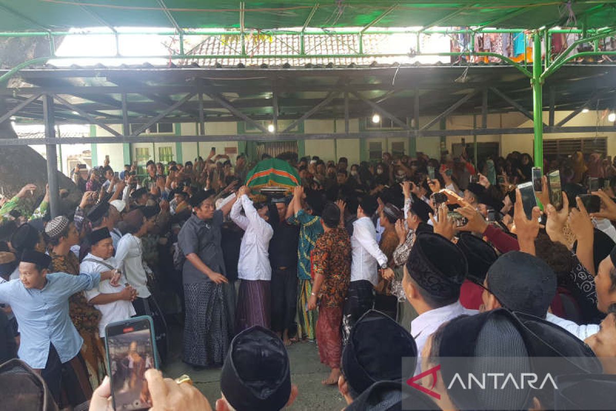 Kediaman Kiai Dimyati Rois dipadati ribuan pelayat