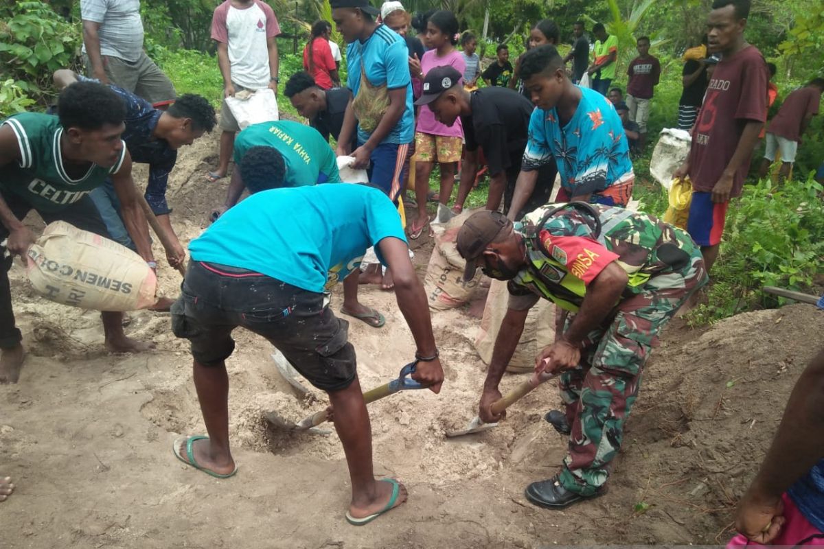 Babinsa Biak Barat bantu pengecoran teras GKI Bethel Wardo Sub