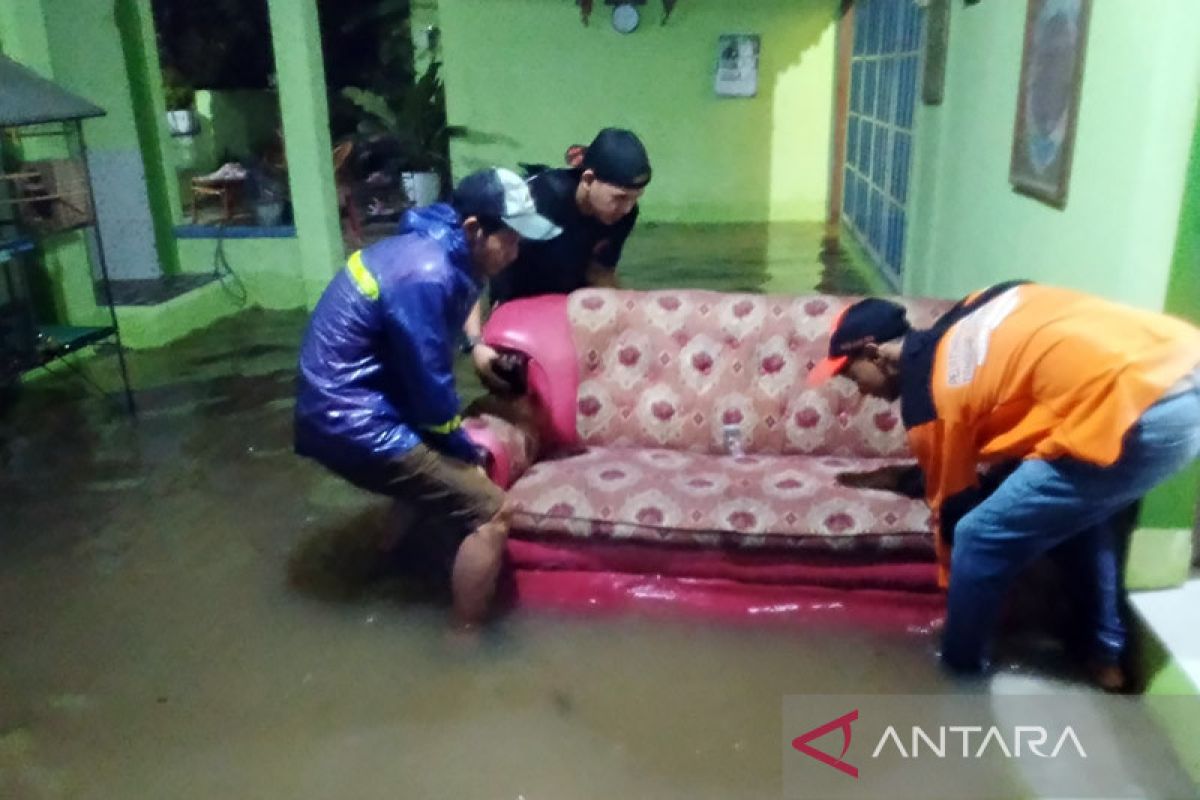 Banjir nyaris lumpuhkan aktivitas warga di Kota Baturaja Sumsel