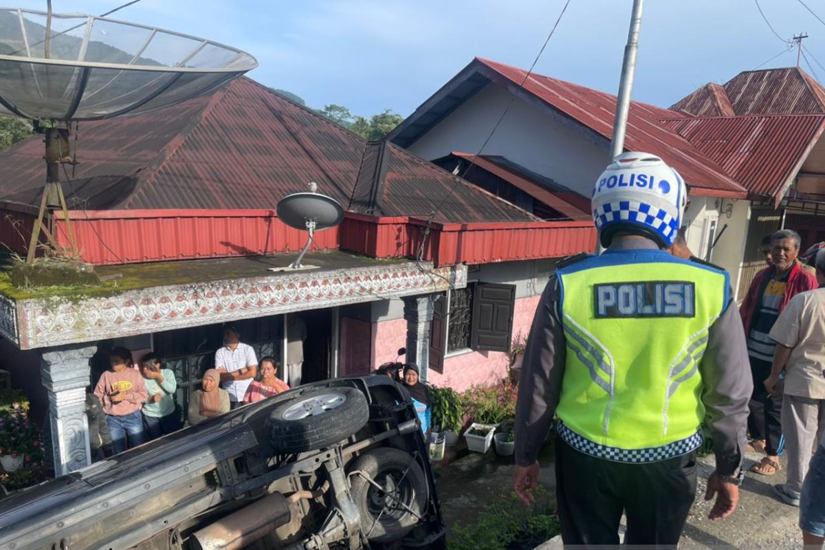 Kecelakaan di Jalan Bukittinggi-Padang Panjang, satu mobil terbalik ke pekarangan rumah warga