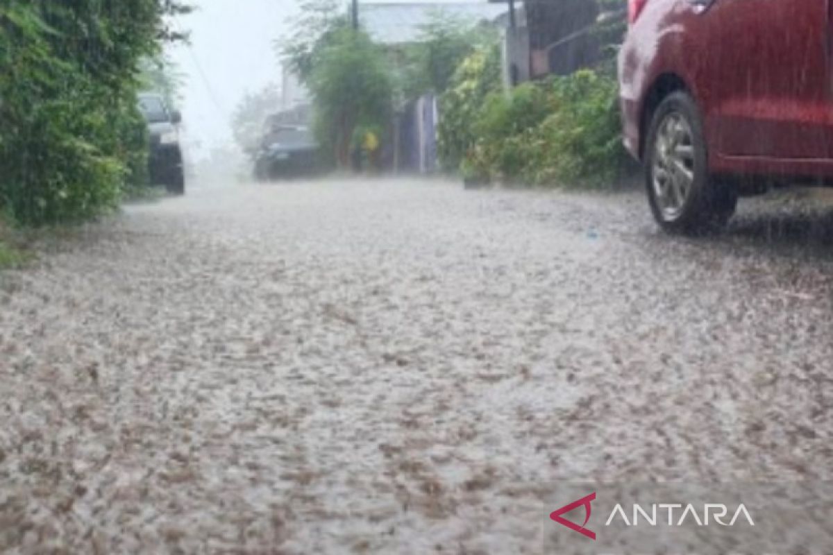 BMKG: Waspadai hujan-petir berpeluang landa 12 daerah di NTT