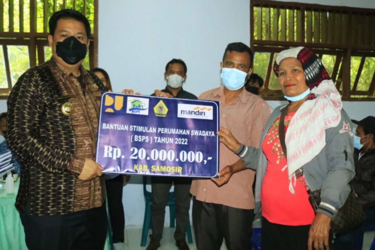 Bupati Samosir bersama Jhonni Alen Marbun serahkan buku tabungan BSPS