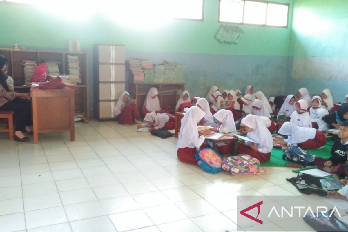 Tiga tahun pelajar kelas III SDN Cikaramat Sukabumi terpaksa belajar di lantai