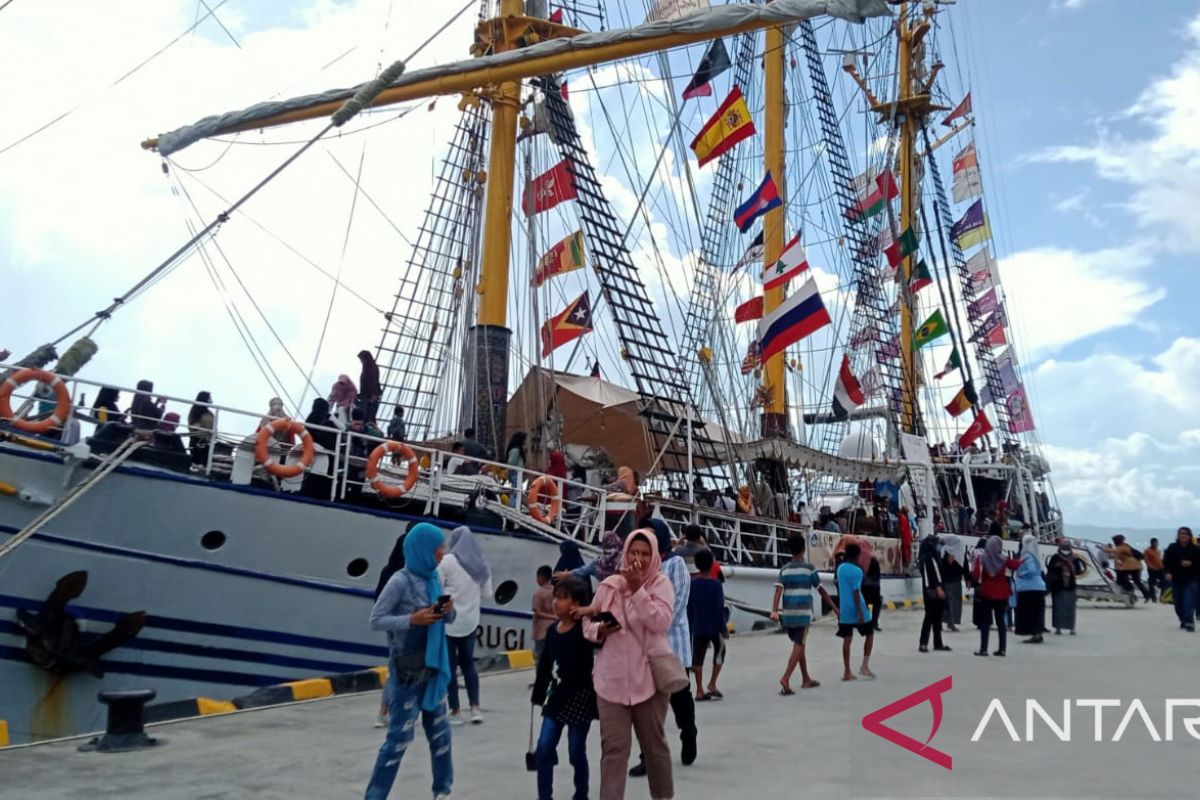 KRI Dewaruci bersama 37 laskar rempah tinggalkan Baubau menuju Ternate Maluku Utara