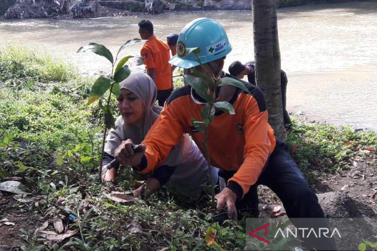 Hari Lingkungan Hidup di Temanggung, tanam pohon dan sebar ribuan ikan