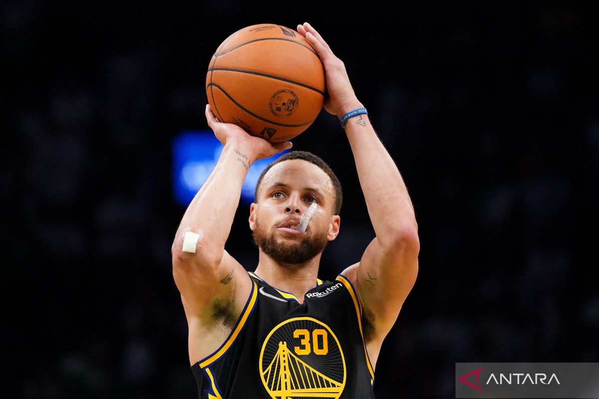 Final NBA: Curry cetak 43 poin, Warriors imbangi Celtics 2-2