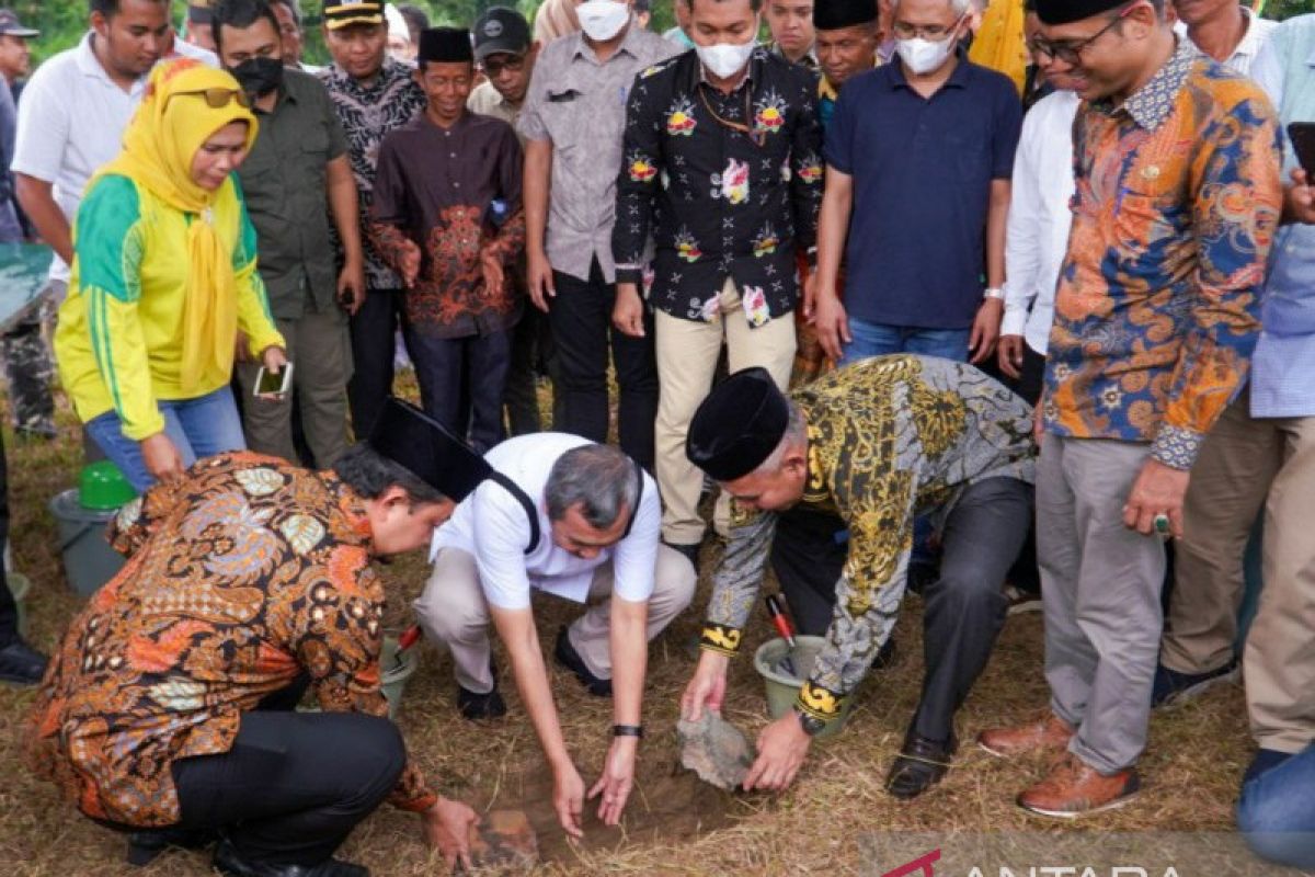 Pembangunan Jembatan Gantung Siak Hulu dimulai