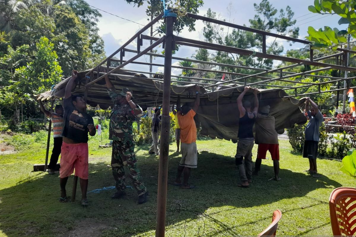 Posramil 1708-01 bantu ringankan pekerjaan warga dalam pembuatan tenda