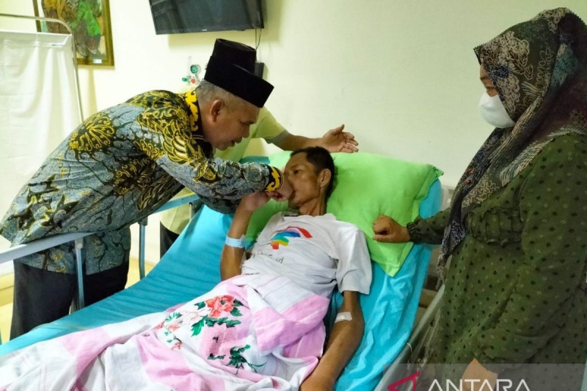 Bupati Kampar besuk Mahnizar, jurnalis dirawat di Pekanbaru