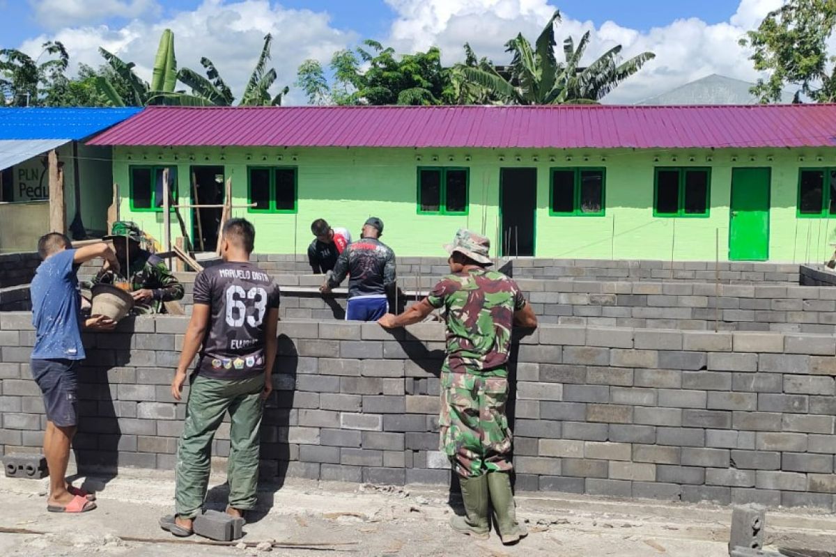 PLN Manfaatkan FABA PLTU Ropa untuk Bedah Rumah Prajurit TNI KODIM 1603 Sikka