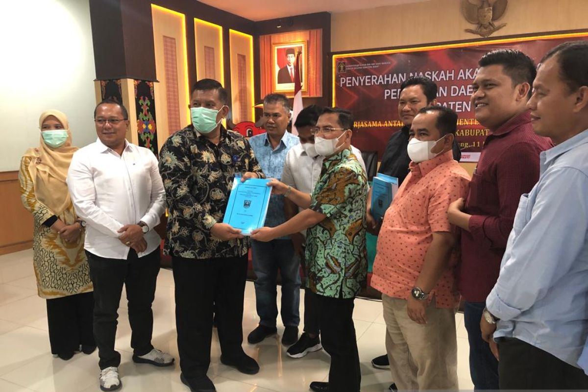 Kemenkumham Sumbar serahkan tiga naskah ademik Ranperda Dharmasraya