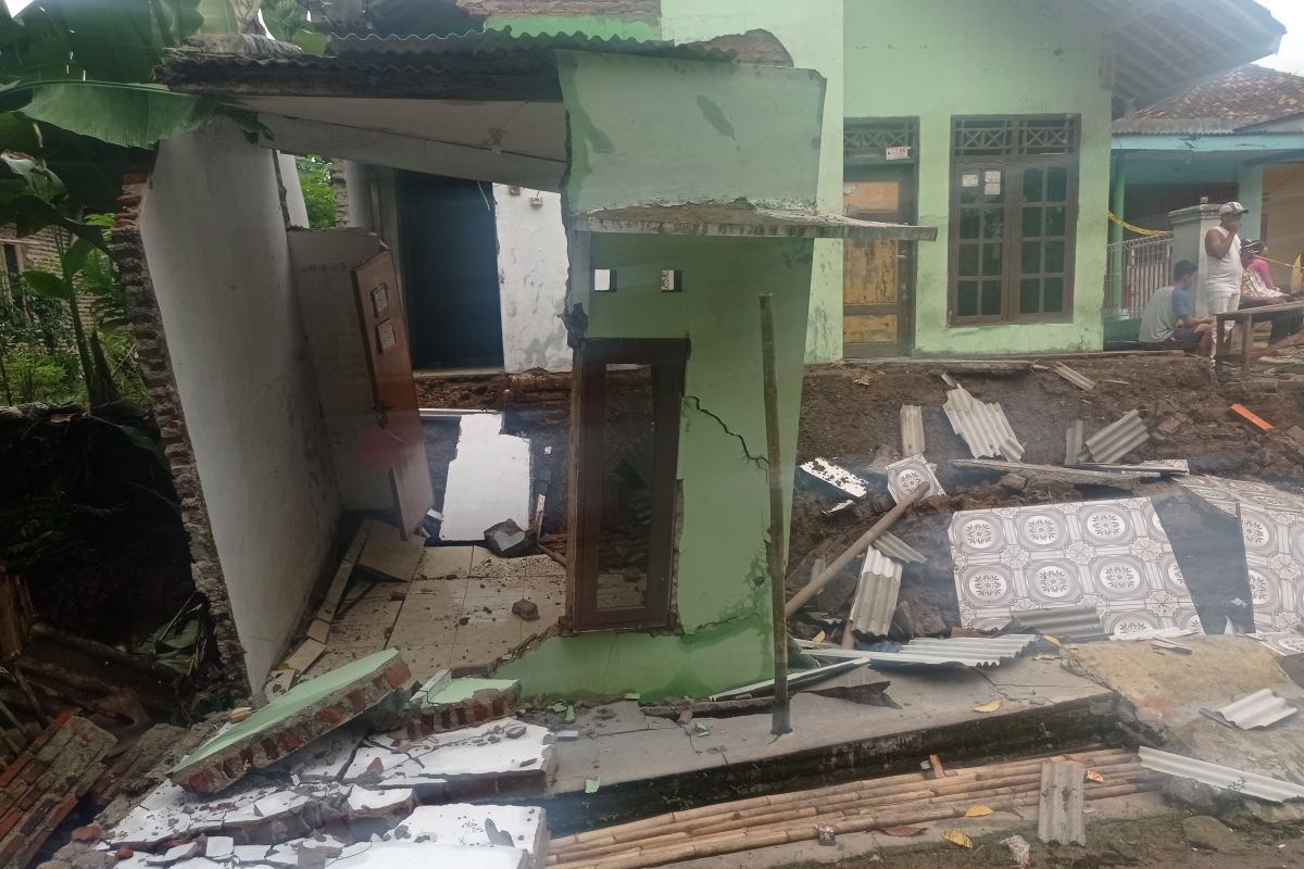 Lima rumah di Kabupaten Lebak rusak berat akibat pergerakan tanah
