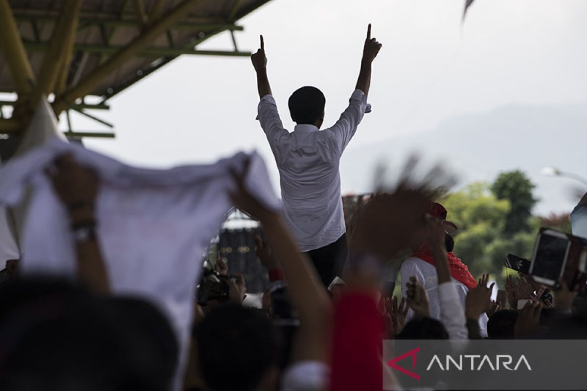 Hoaks! Presiden Jokowi bagikan kaus kampanye tiga periode