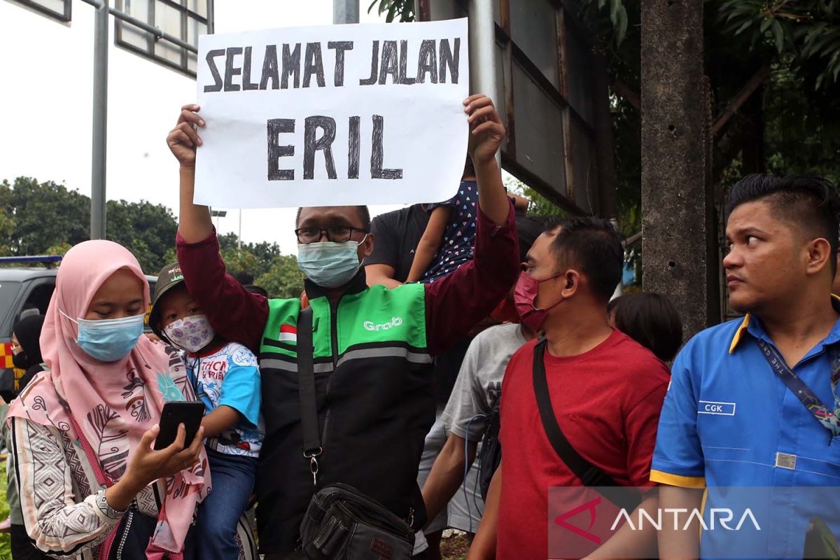 Jenazah Eril tiba di Bandara Soetta usai tempuh perjalanan 17 jam