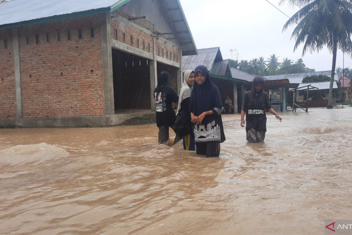 Sejumlah kecamatan di Padang Pariaman terdampak banjir satu meter