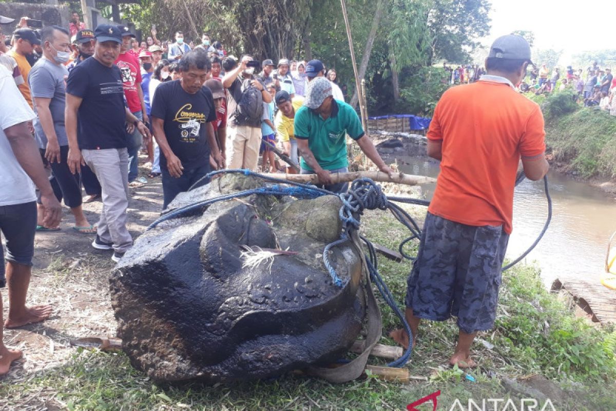 Pemkab Kediri gunakan alat berat pindahkan Arca Pentul dari sungai