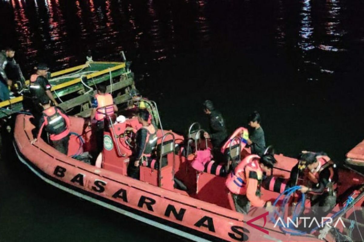 Tim SAR evakuasi tiga nelayan dihantam gelombang di perairan Kolaka Sultra