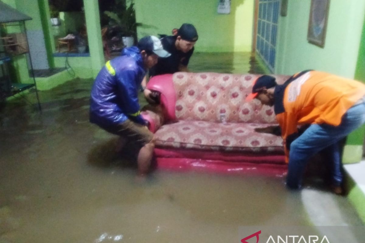 Warga korban banjir di Kabupaten OKU terima bantuan makanan dan popok bayi