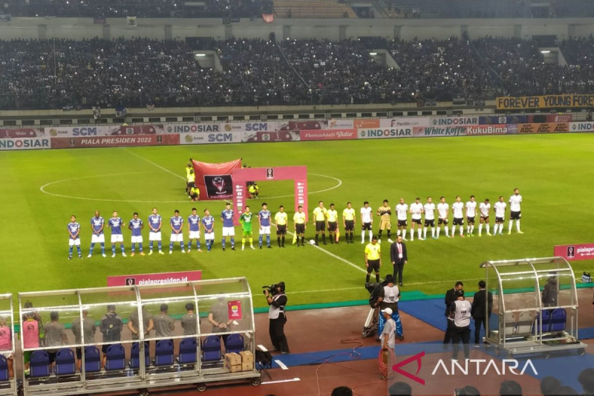 Laga Persib vs Bali United diawali mengheningkan cipta untuk Eril