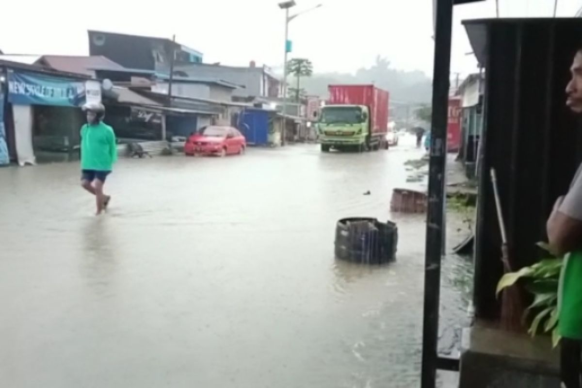 Jalan trans Sulawesi di Mamuju terendam banjir