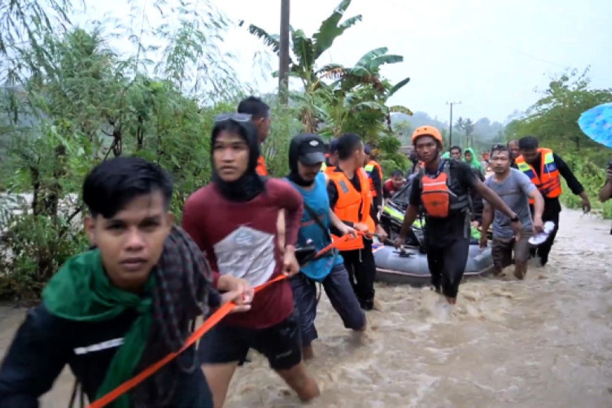 Tim SAR gabungan evakuasi puluhan warga terjebak banjir di Mamuju