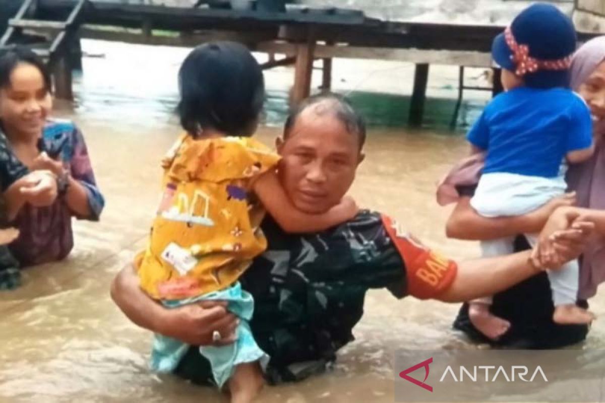 Personel TNI evakuasi korban banjir Mamuju