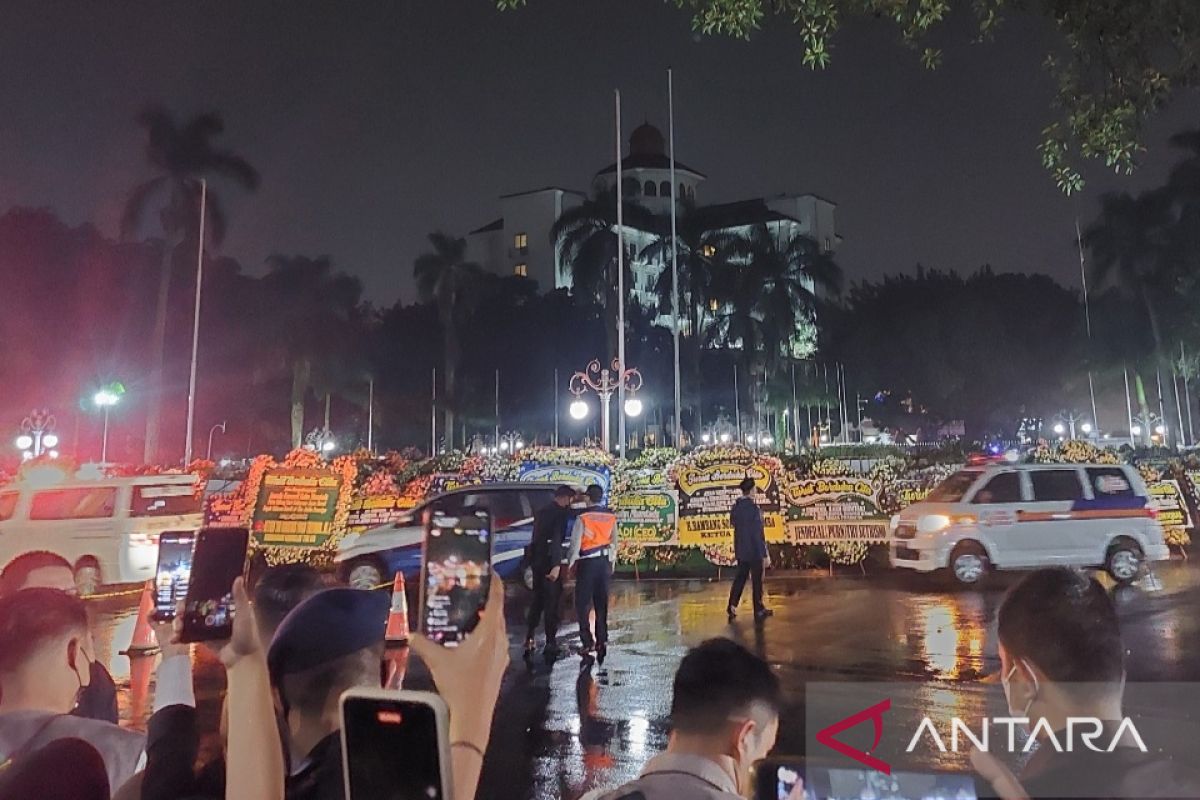 Hujan iringi kedatangan jenazah Putra Ridwan Kamil di Gedung Pakuan Bandung