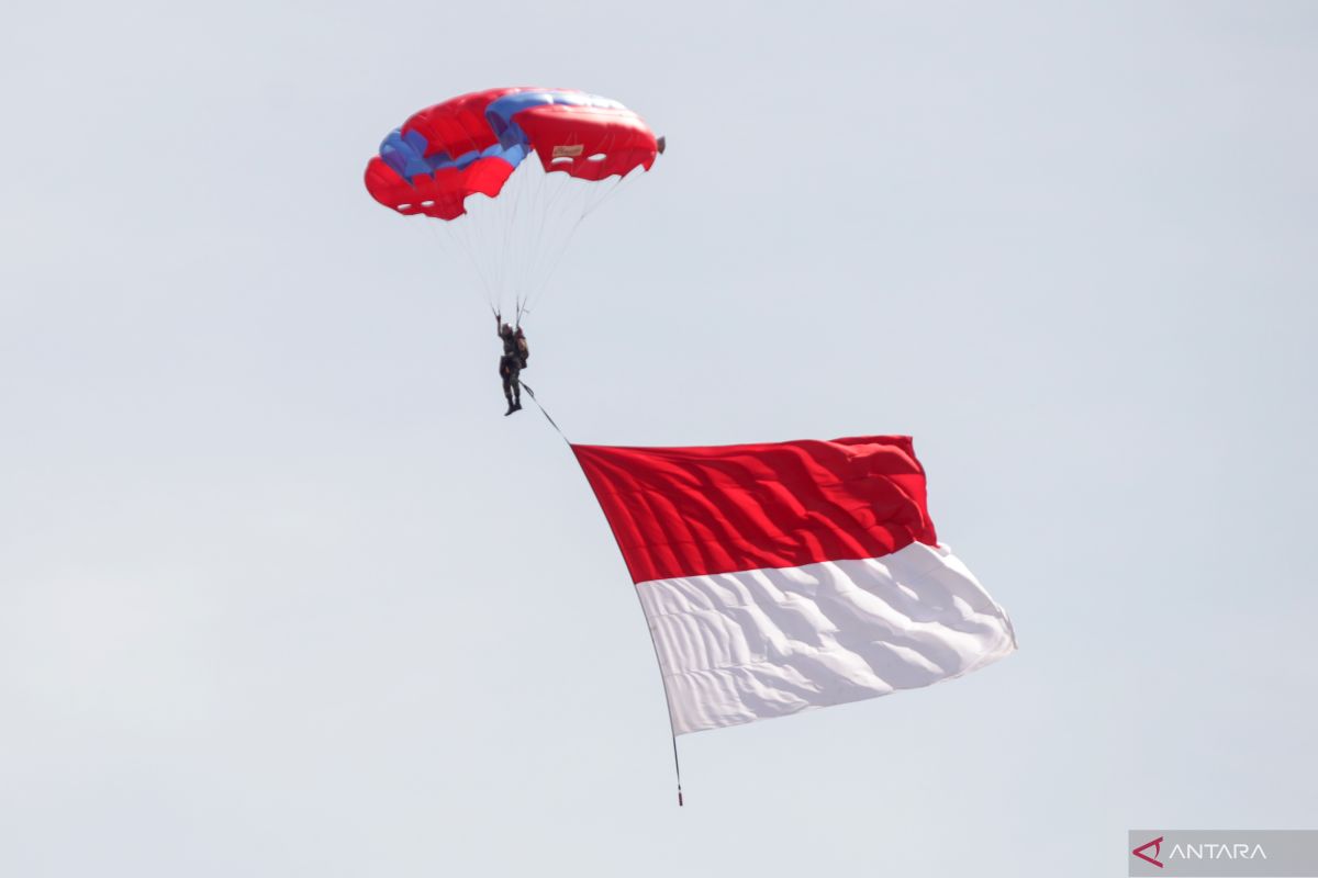 Bendera Merah Putih diterbangkan ke angkasa pada perayaan HUT RI