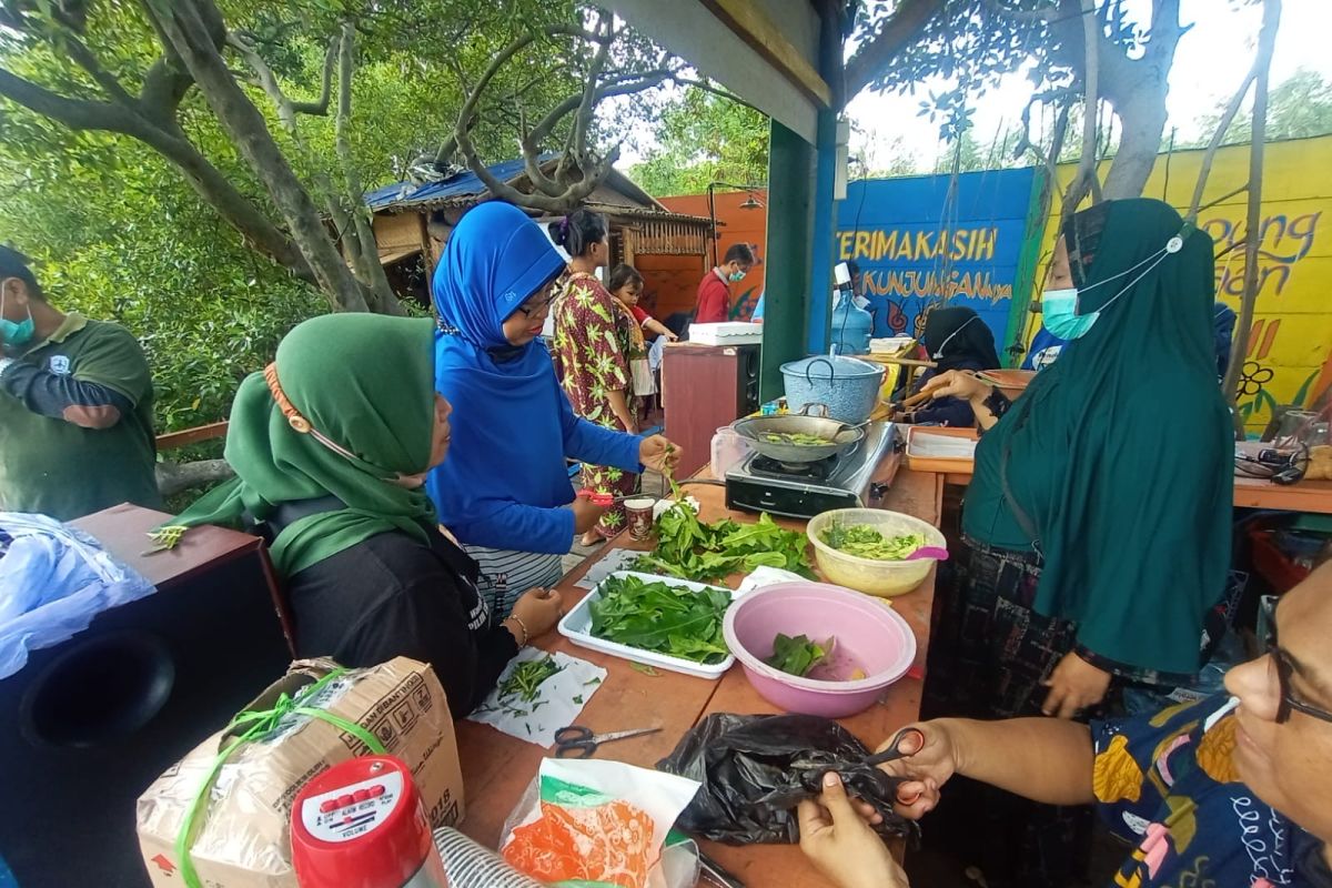 Pengolahan buah mangrove dukung wisata Sontoh Laut Surabaya