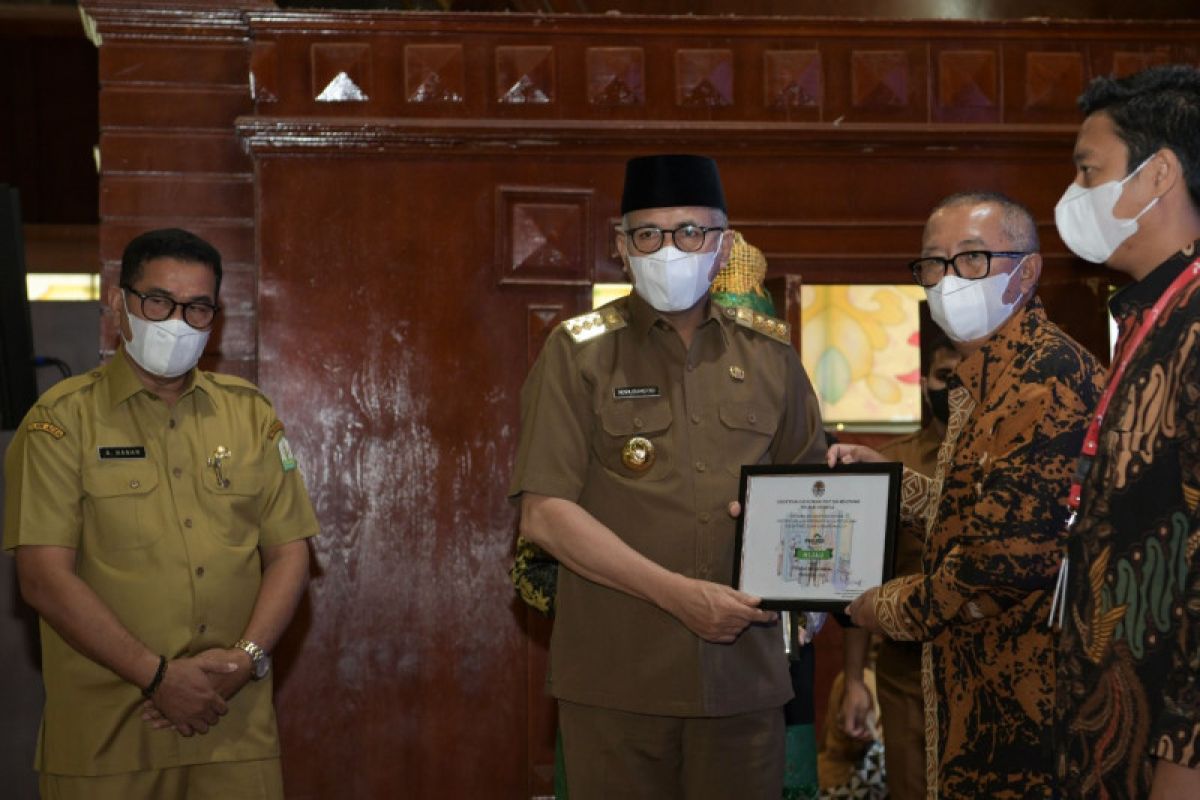 Aceh governor presents environmental awards to 26 companies