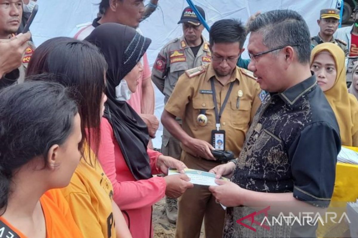 Wali Kota Kendari serahkan bantuan pada 26 KK korban kebakaran