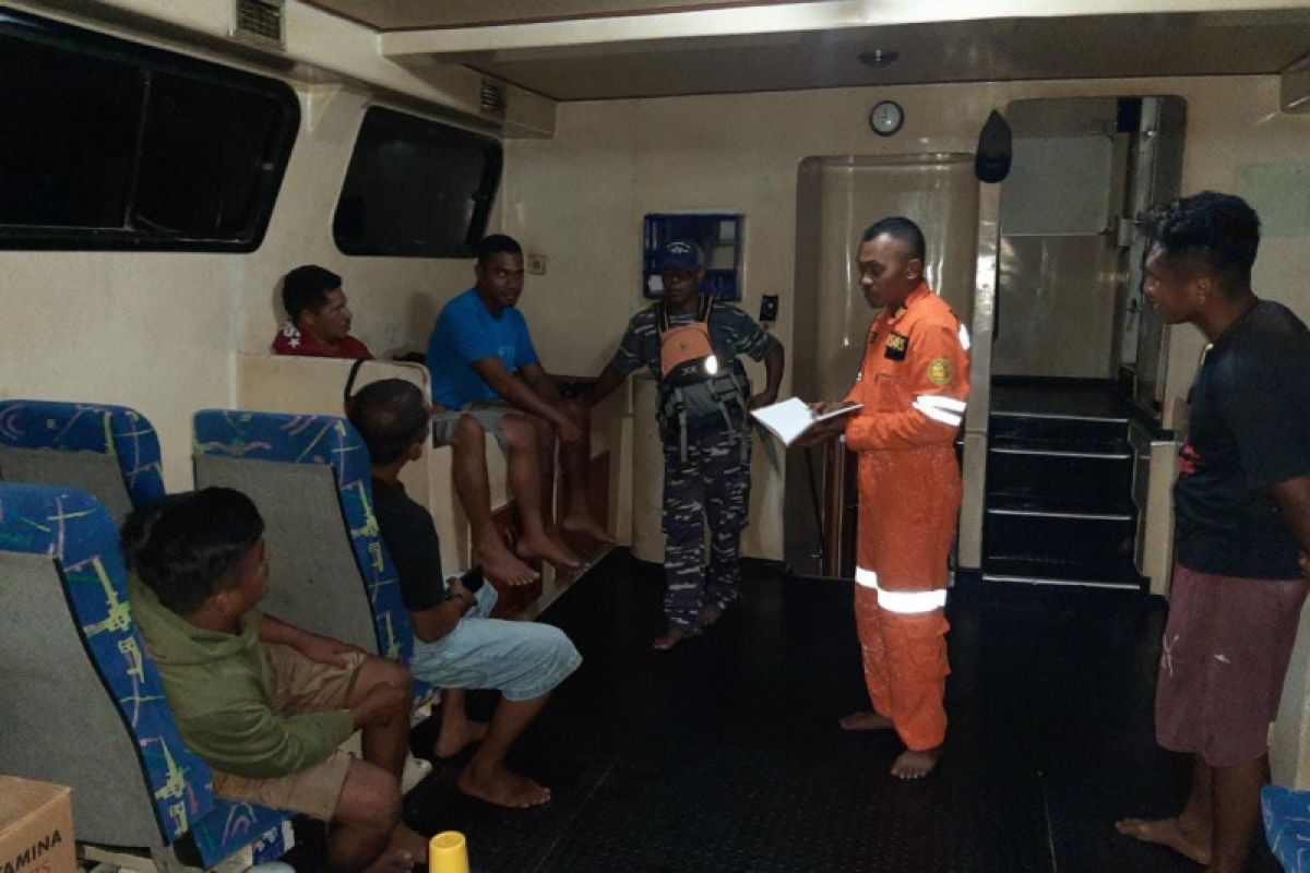 Basarnas evakuasi 17 ABK Kapal KM Usaha Baru di Halmahera Selatan